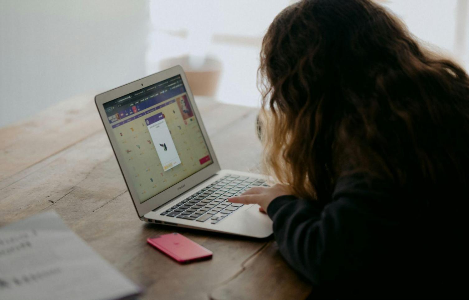 Proceso de actualización mensual de presupuestos en pantalla de trabajo