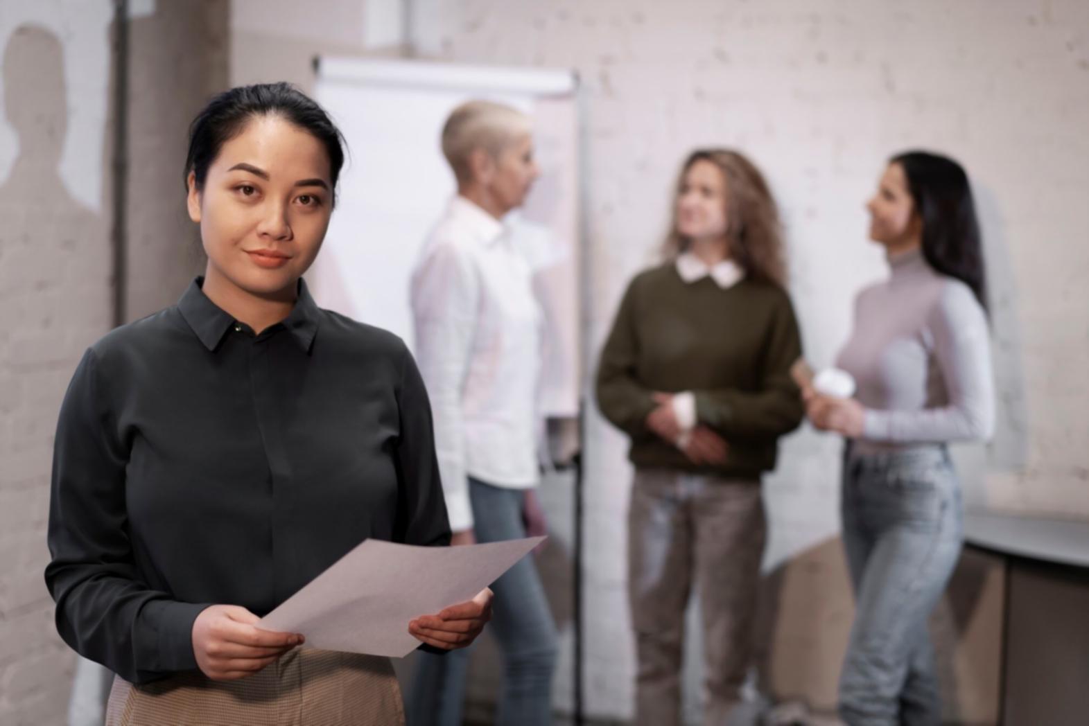 Taller presencial sobre presupuestos rodantes con participantes trabajando en grupo