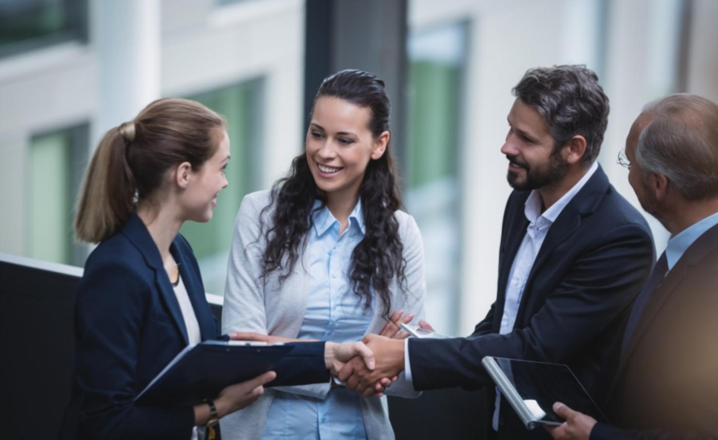 Persona analizando gráficos financieros y proyecciones presupuestarias trimestrales en una oficina moderna